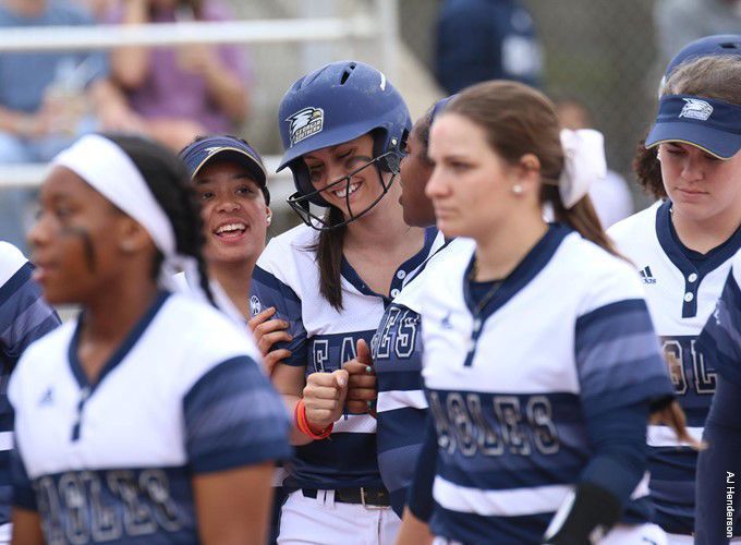 Softball ends the weekend with a 2-3 record