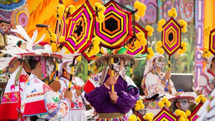 D%C3%ADa+de+los+Muertos+is+a+lively+and+colorful+tradition+celebrated+in+Mexican+cultures.+Participants+can+be+seen+celebrating+by+dressing+as+calacas+%28skeletons%29+and+honoring+the+lives+of+loved+ones+who+have+passed.+Photo+courtesy+of+www.latimes.com.%C2%A0