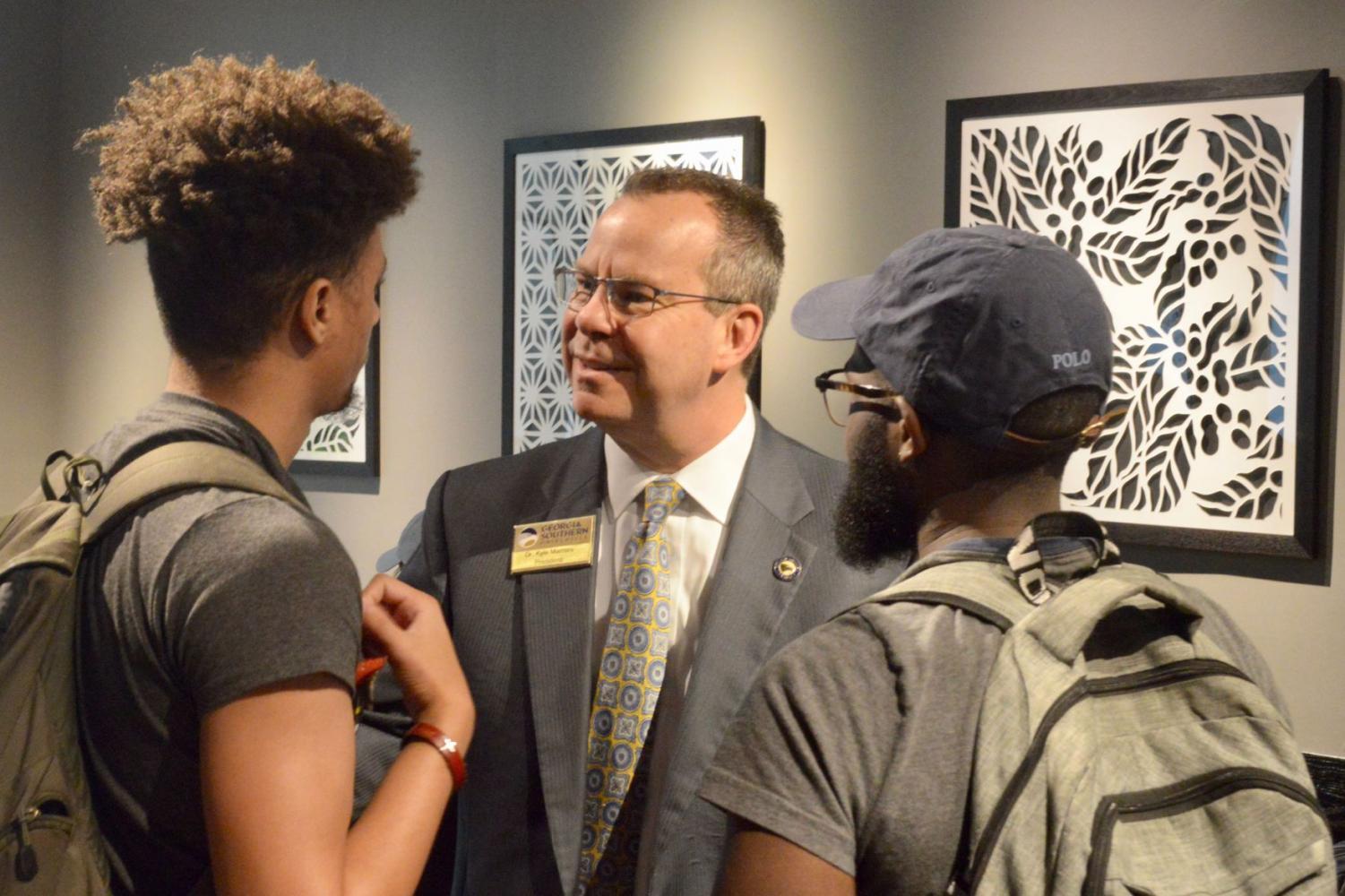 President+Marrero+visits+students+at+Dining+Commons+and+on-campus+Starbucks
