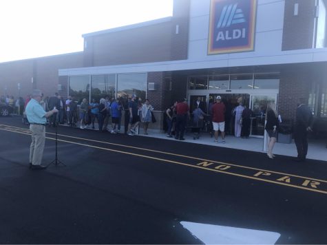 Aldi gave the first 100 shoppers tote bags and coupons at the grand opening on Thursday morning.