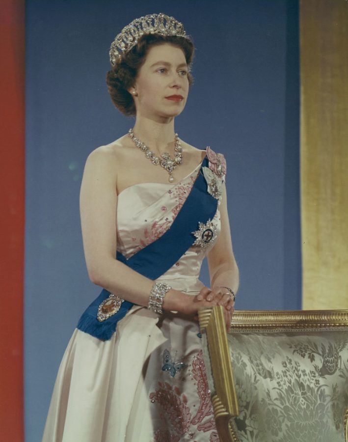 Queen Elizabeth II wearing crown, blue sash and pink gown / La Reine Élizabeth II portant la couronne, la ceinture bleue et la toge rose by BiblioArchives / LibraryArchives is licensed under CC BY 2.0.