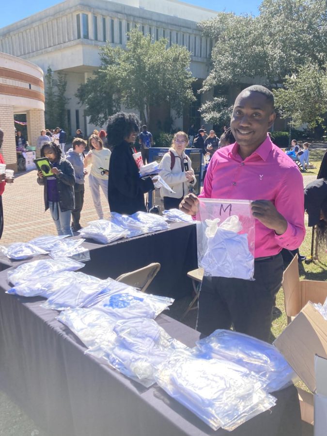 UPB hosted a Monster Ink Tye-Dye Event today October 19 at the Rotunda! Students came out and Tye-Dyed shirts provided by UPB! 
📸- Alanda Green