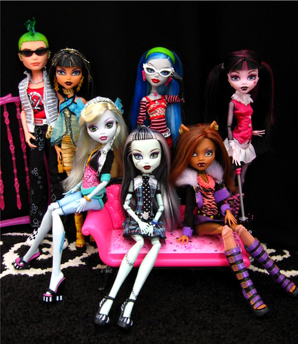 The Monster High Ghouls by ZombieliciousX is licensed under CC BY-ND 2.0.