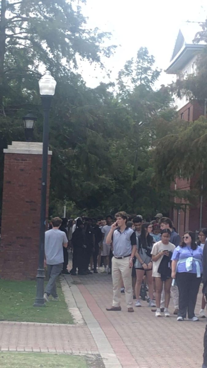 Students waiting in line at Dining Commons on Sept. 27